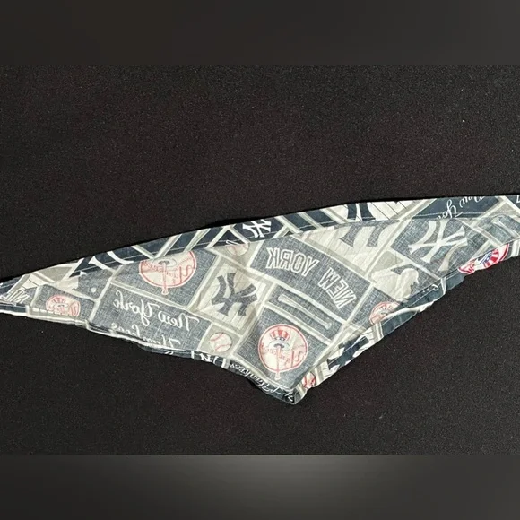 It’s a bandana! Bundle of 2 Yankees bandanas for pups in 2 sizes. EUC - Picture 9 of 9